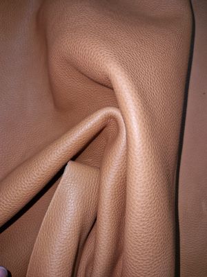 Pele bovino gravado batido cor caramelo