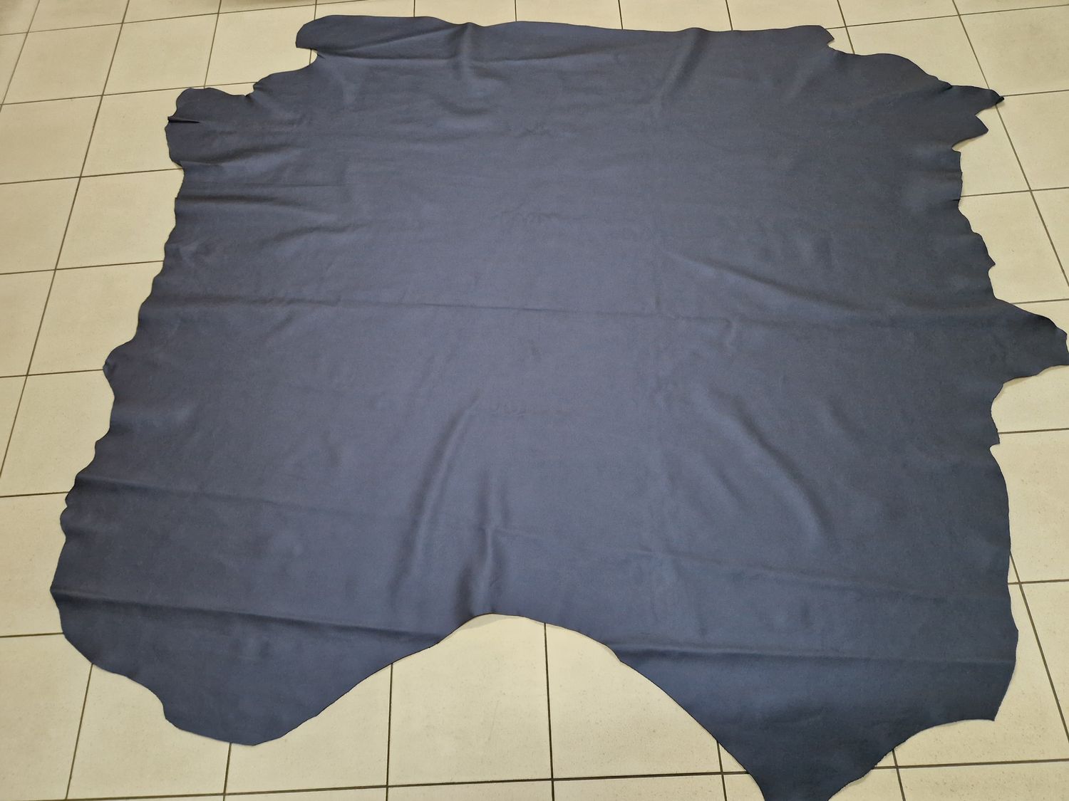Cuero azul oscuro, grisáceo, tapizado liso., Talla: 37.00 Pies Cuadrados