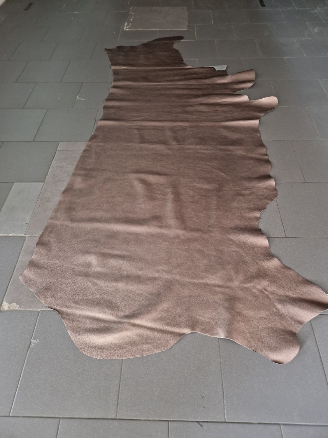 Leather bovine embossed milled bronze color, Size: 25.00 Square Feet