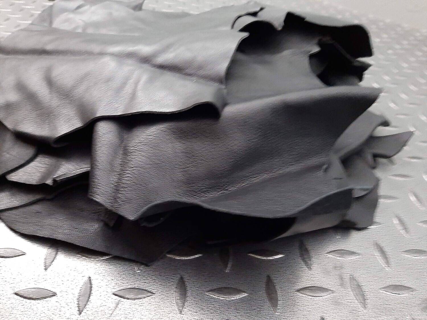 Leather goat scraps black, Size: 0.500 KG