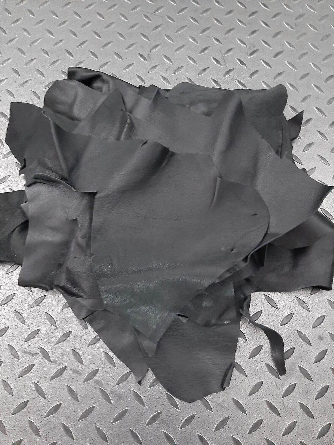 Chutes cuir de chèvre noir, Taille: 1 KG