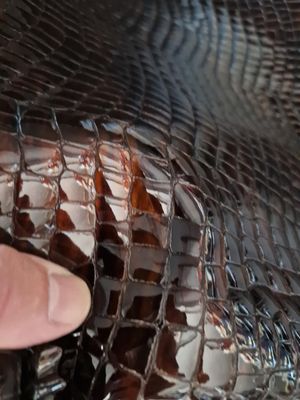 Pele bovino veniz gravado castanho