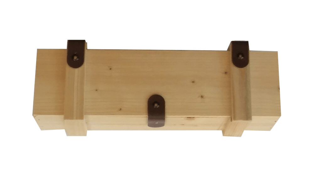 1er Holzkiste mit Lederbesatz