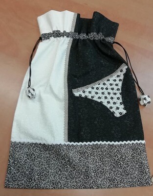 Bolsa para ropa interior color blanco y negro