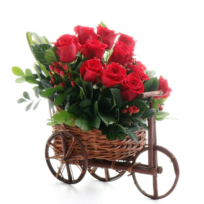Carla Arreglo de Rosas Rojas en carreta Tejida