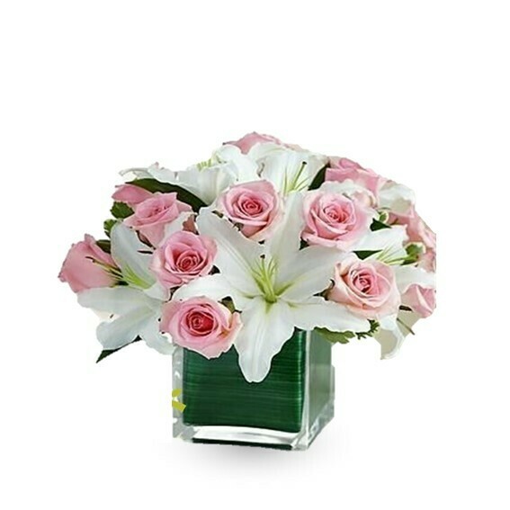 MaryAnn | Rosas y Lirios en florero cuadrado