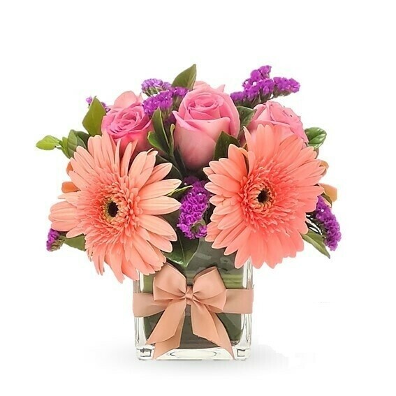 Ali Rosas y Gerberas en florero cuadrado