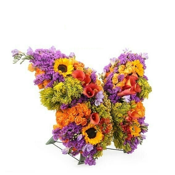 arreglo de flores forma de mariposa