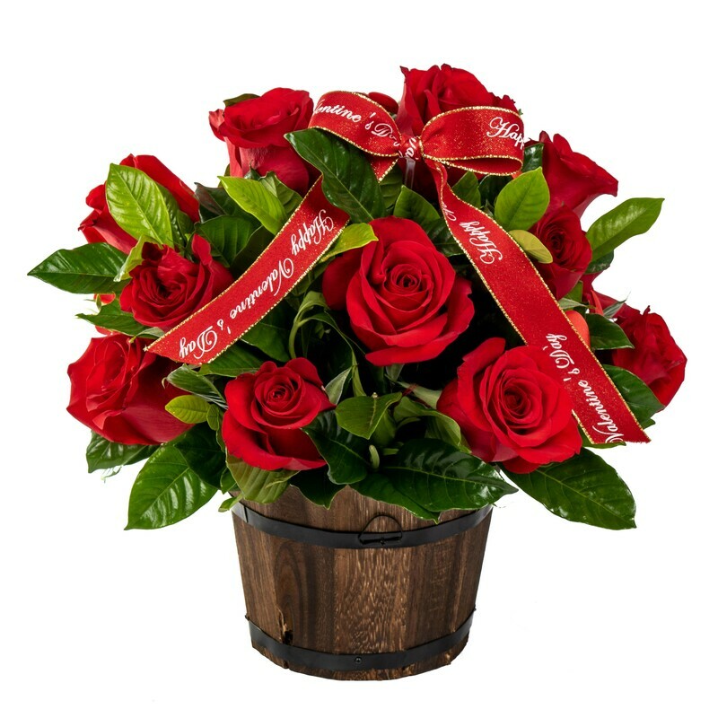 arreglo de rosas en barrilito de madera