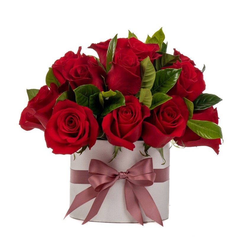 Venecia | Arreglo de 16 rosas rojas en sombrerera