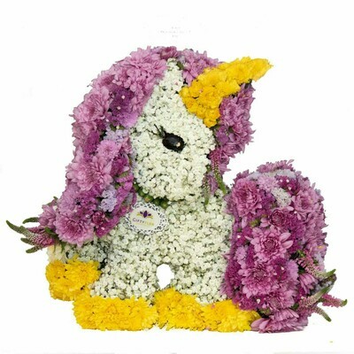 Verónica Escultura de Flores con forma de Unicornio