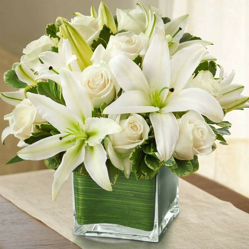 Arreglo de Rosas y Lirios Blancos en Florero | White Love