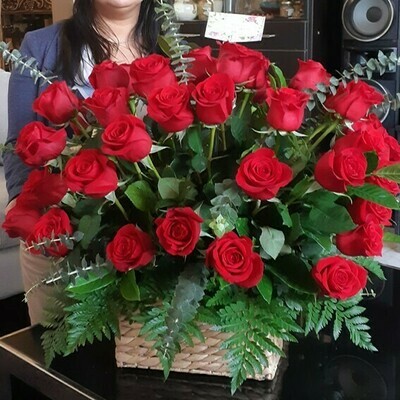 Arrangement of 80 red roses in an elegant vase delivered to your door in Lima