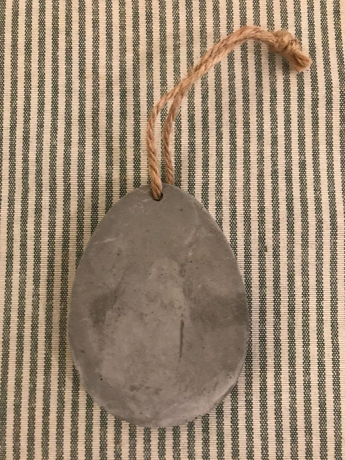 EI ZUM HÄNGEN AUS BETON