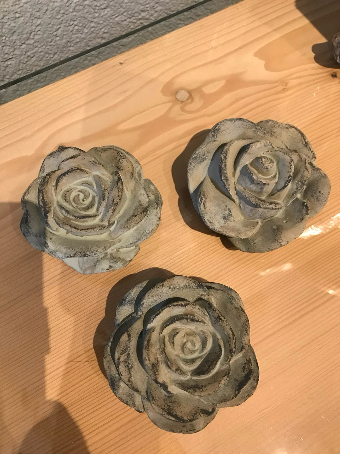 ROSE AUS BETON IN GRÜN - BRAUN
