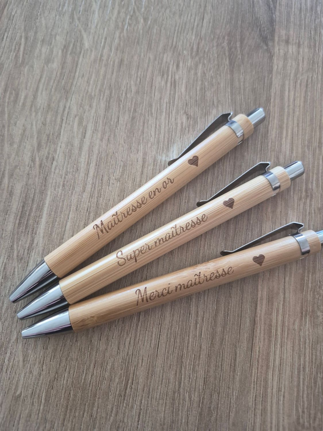 Stylo en bambou pour Maîtresse / Maître / ATSEM / Nounou Stylo en bambou pour Maîtresse / Maître / ATSEM / Nounou