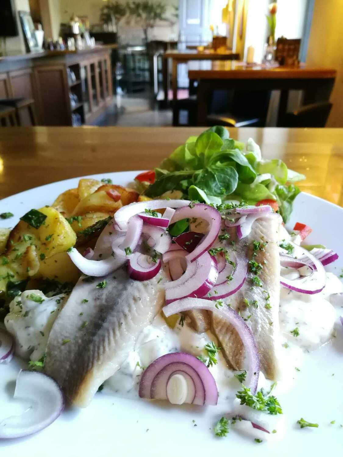 Matjesfilet mit Remouladensoße Bratkartoffeln