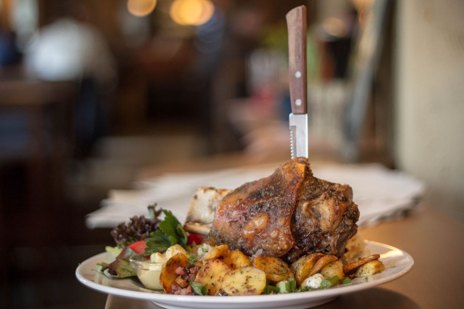 Ofenfrische Grillhaxe