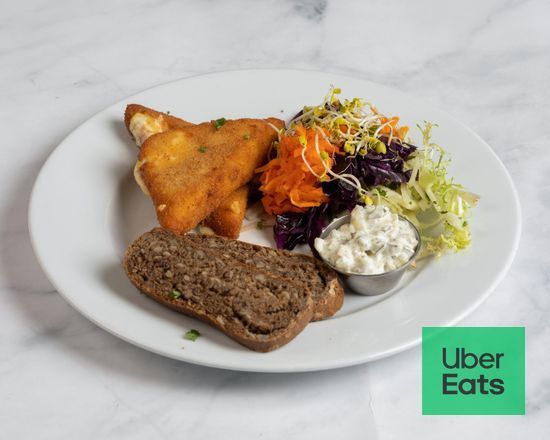 Panierter Käse und kleiner Salat Panierter Käse und kleiner Salat