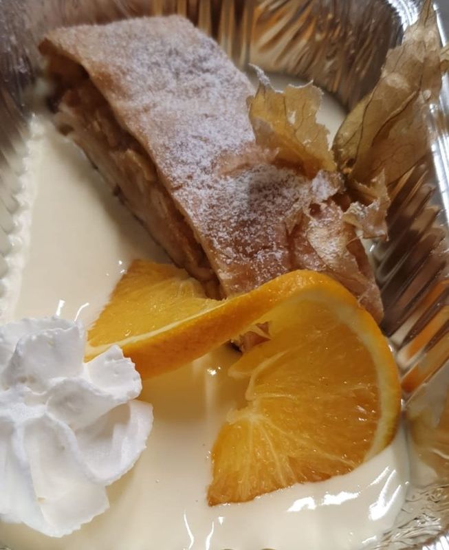 Warmer Apfelstrudel mit Vanilleeis/ Vanillesoße