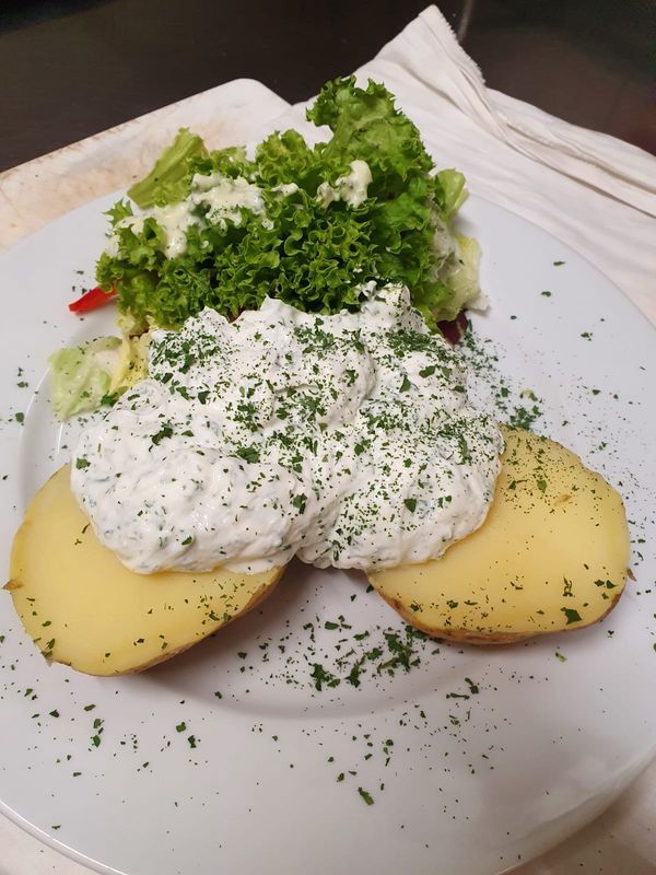 große Ofenkartoffel mit Kräuterquark (vegetarisch)