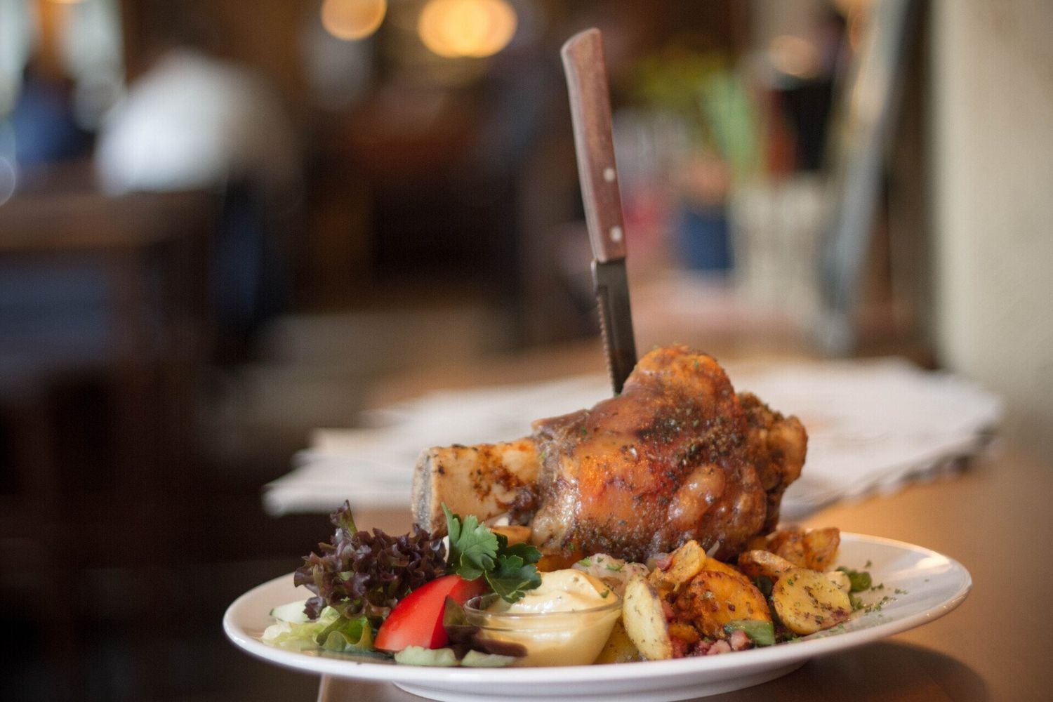 Ofenfrische Grillhaxe