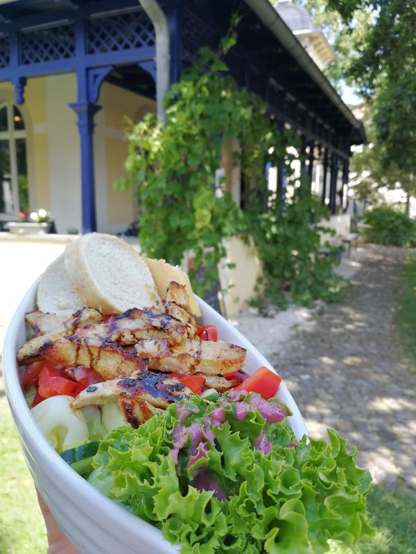 BUNTER SALATTELLER mit Huhn