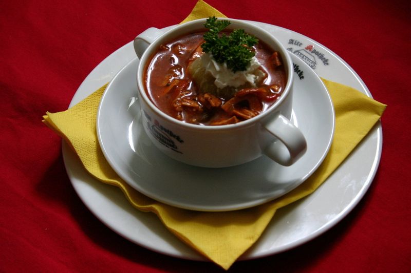 große ​Soljanka mit saurer Sahne