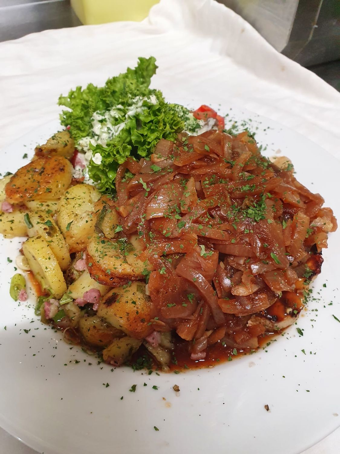 Schweinesteak mit Zwiebel-Schwarzbiersoße