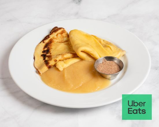 Frische Eierkuchen mit Apfelmus Frische Eierkuchen mit Apfelmus