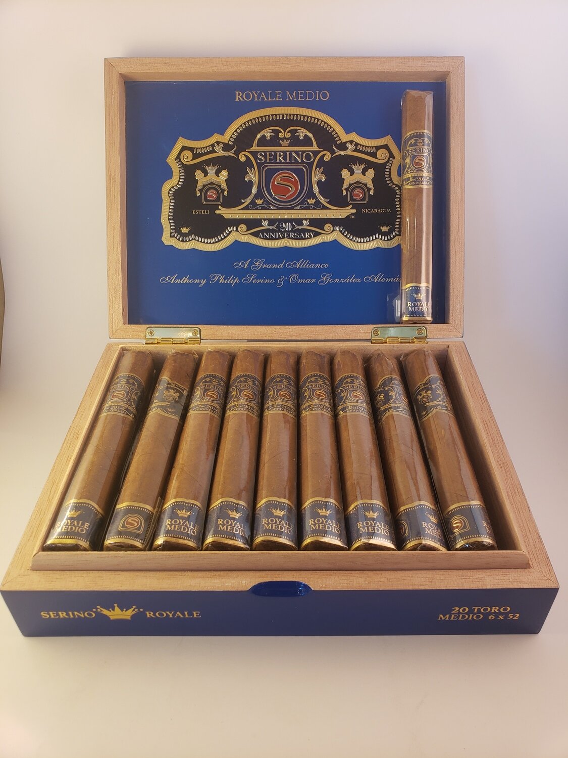 Serino Royale Medio Belicoso 5 1/2 x 60 Single Cigar