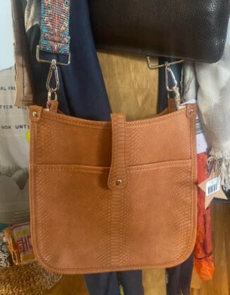 latitudes messenger purse