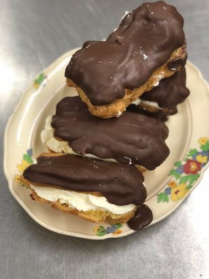 Cream &amp; Chocolate Eclair