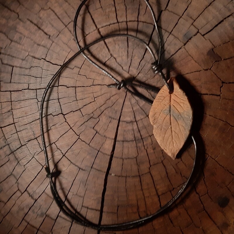 Tonblatt mit Echtleder Halsband