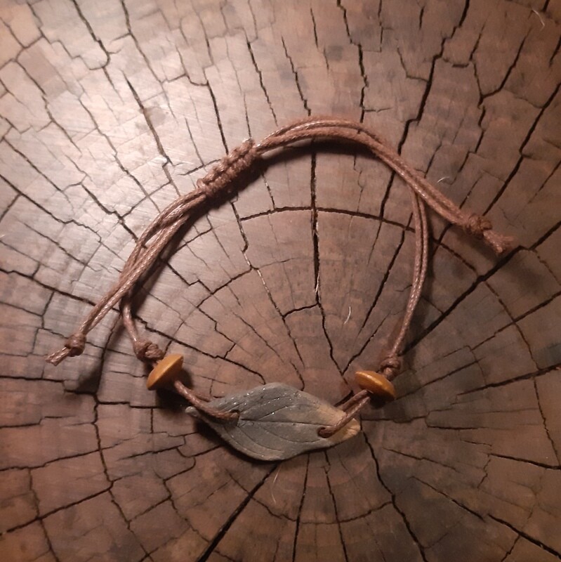 Armband mit Tonblatt und Holzperlen