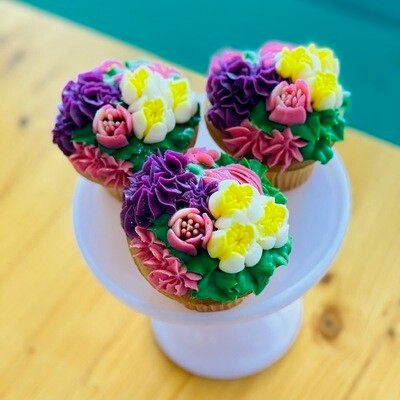 CUSTOM CAKES &amp; CUPCAKES