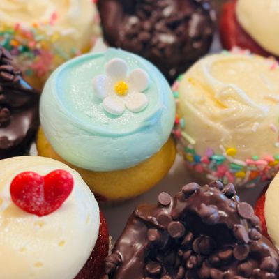 $45 Classic Deluxe Dozen Box (no substitutions)