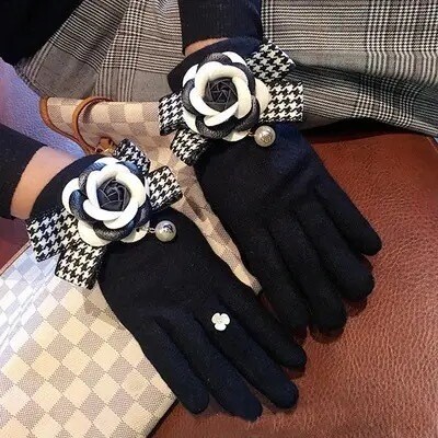 Dogtooth Bow & Rose Gloves