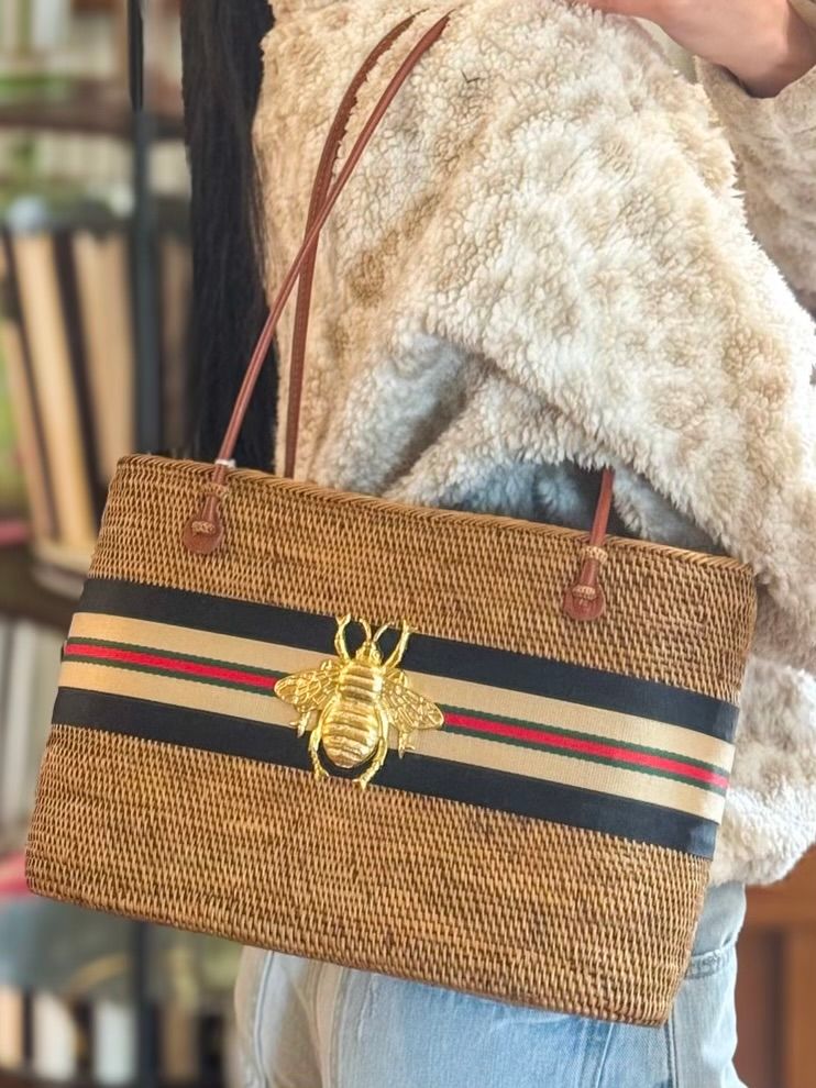 Straw Shoulder bag w Bee
