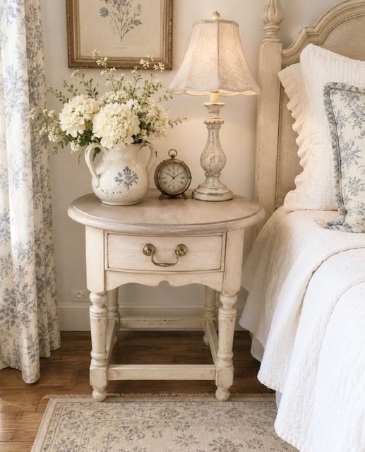 PRETTY SIDE TABLE