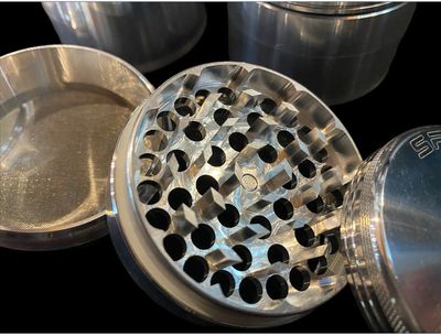 Medium Space Case 4pc Grinder 100% Authentic (scratches on top) 