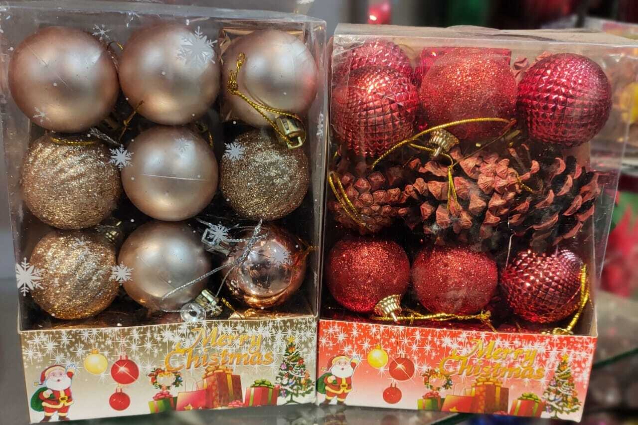 18 pieces of Christmas balls with 6 gift boxes inside