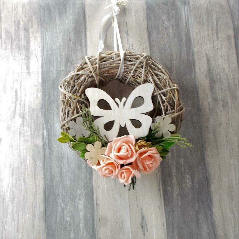 Türkranz mit Schmetterling und Rosen, apricot