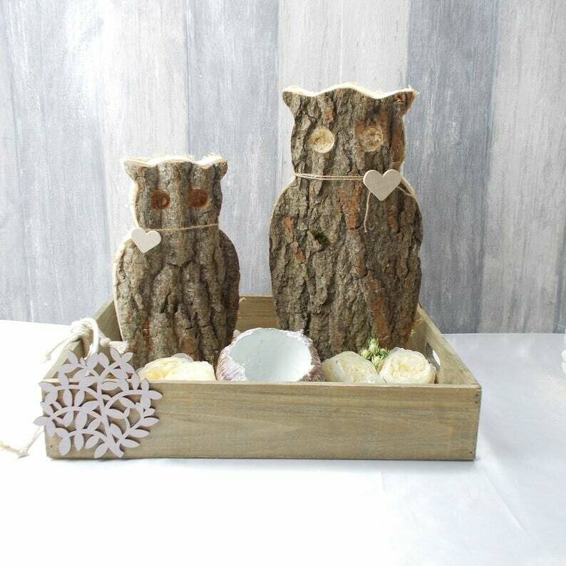 Tischgesteck rustikal mit Holzeulen, Tischdeko