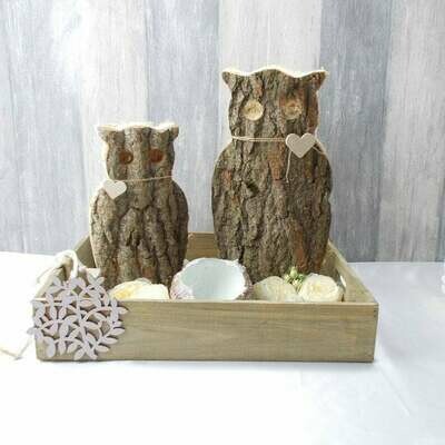 Tischgesteck rustikal mit Holzeulen, Tischdeko