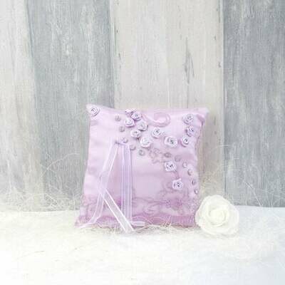 handgefertigtes Ringkissen in flieder handgefertigtes Ringkissen in flieder