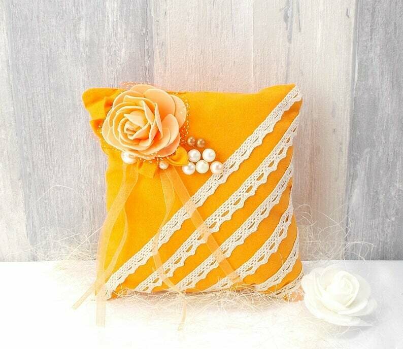 Ringkissen, orange mit Spitze