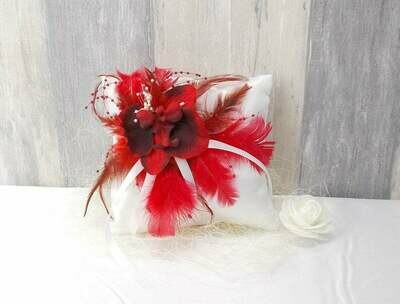 handgefertigtes Ringkissen, weiß mit roten Federn