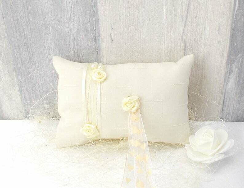 Ringkissen, beige mit handgefertigten Blumen