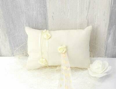 Ringkissen, beige mit handgefertigten Blumen